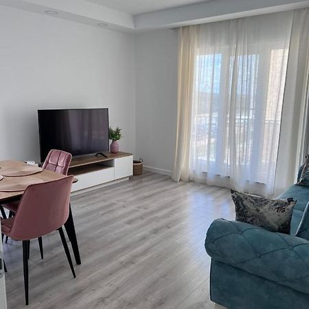 Cosmopolis Bliss: Your Home Away From Home Stefanestii de Jos Bagian luar foto