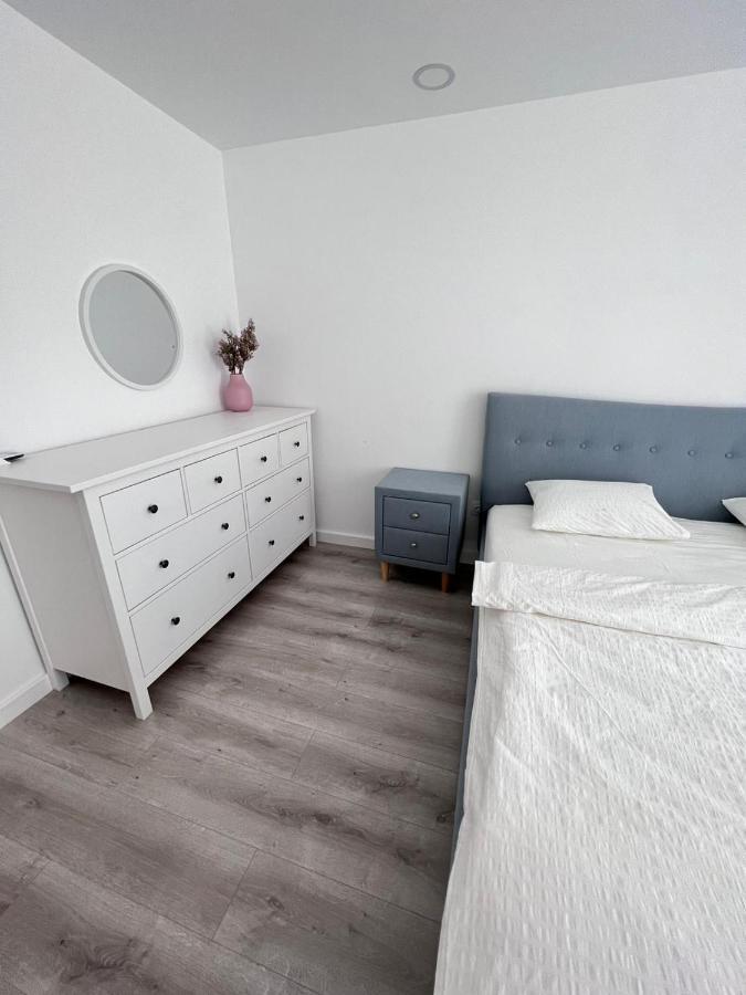 Cosmopolis Bliss: Your Home Away From Home Stefanestii de Jos Bagian luar foto
