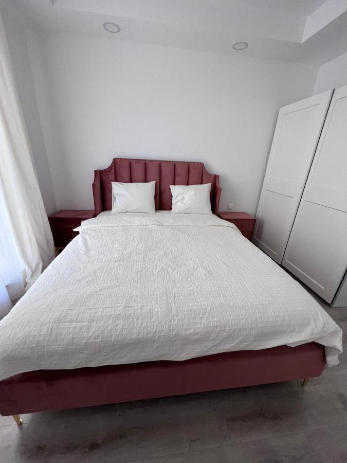 Cosmopolis Bliss: Your Home Away From Home Stefanestii de Jos Bagian luar foto