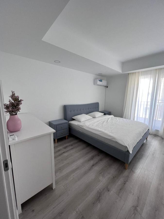 Cosmopolis Bliss: Your Home Away From Home Stefanestii de Jos Bagian luar foto